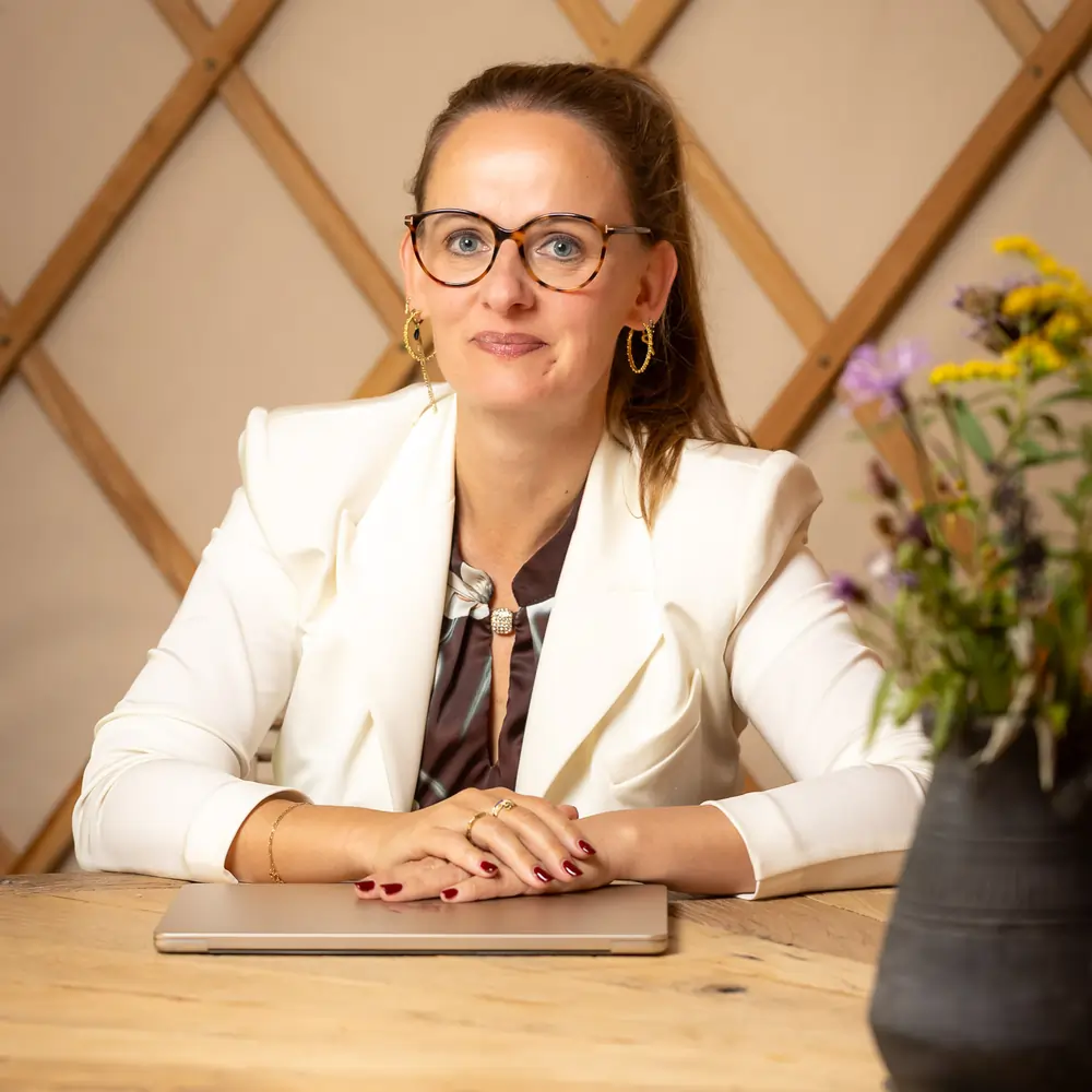 Rianne Roes achter bureau