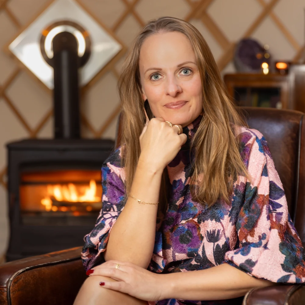 Rianne Roes zit voor de openhaard